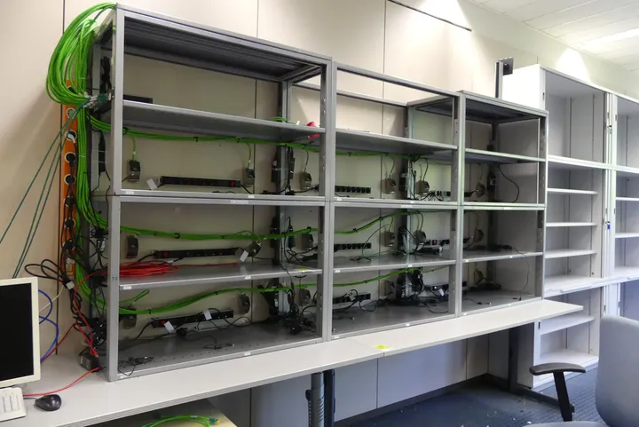 Konvolut Kabel und Stecker Umfang: nur der Inhalt, ohne Regal oder Tische